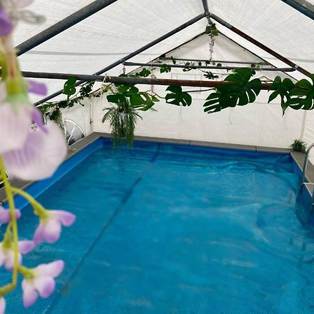 Mini Love Island Style Guest House Includes Personal Hot 24 Hour Swimming Pool, Outdoor Bathtub, Heated Dining Dome And Fire Pit, All This Is Secretly Located In The Busy Suburbs Of Nottingham Bagian luar foto