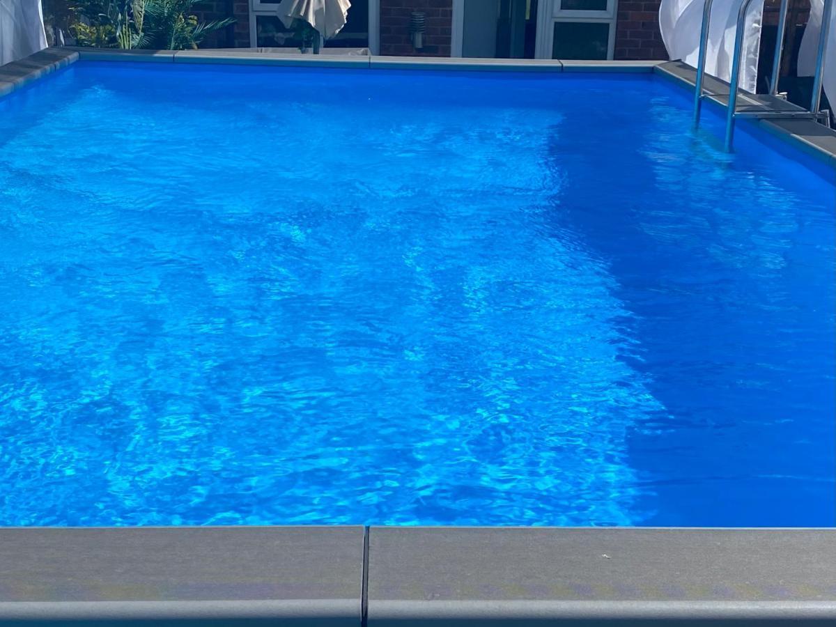Mini Love Island Style Guest House Includes Personal Hot 24 Hour Swimming Pool, Outdoor Bathtub, Heated Dining Dome And Fire Pit, All This Is Secretly Located In The Busy Suburbs Of Nottingham Bagian luar foto