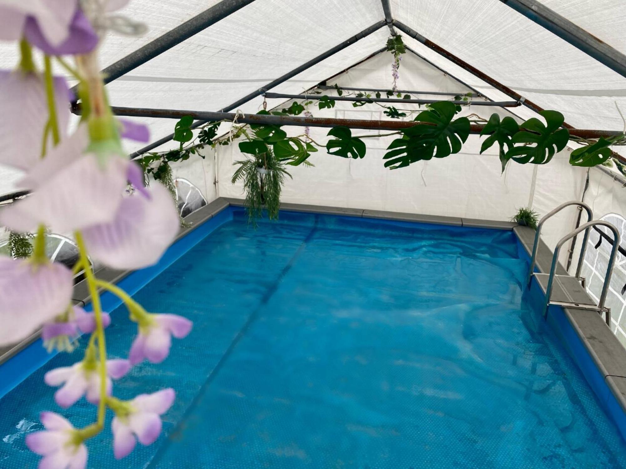 Mini Love Island Style Guest House Includes Personal Hot 24 Hour Swimming Pool, Outdoor Bathtub, Heated Dining Dome And Fire Pit, All This Is Secretly Located In The Busy Suburbs Of Nottingham Bagian luar foto