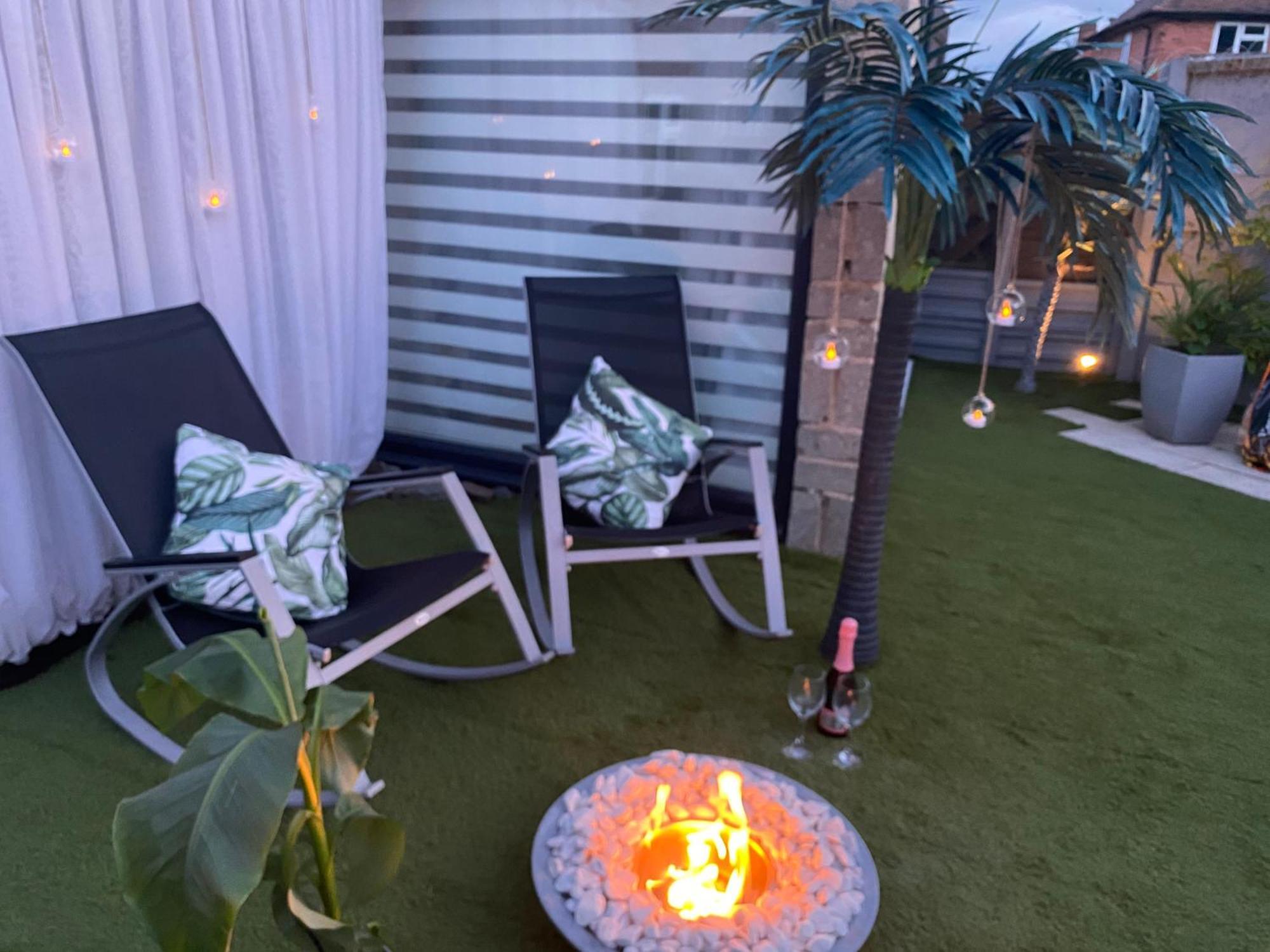 Mini Love Island Style Guest House Includes Personal Hot 24 Hour Swimming Pool, Outdoor Bathtub, Heated Dining Dome And Fire Pit, All This Is Secretly Located In The Busy Suburbs Of Nottingham Bagian luar foto