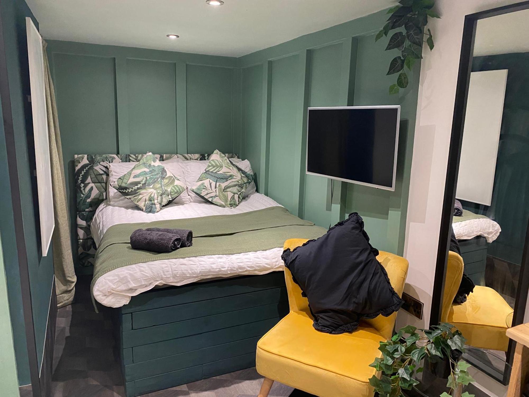 Mini Love Island Style Guest House Includes Personal Hot 24 Hour Swimming Pool, Outdoor Bathtub, Heated Dining Dome And Fire Pit, All This Is Secretly Located In The Busy Suburbs Of Nottingham Bagian luar foto
