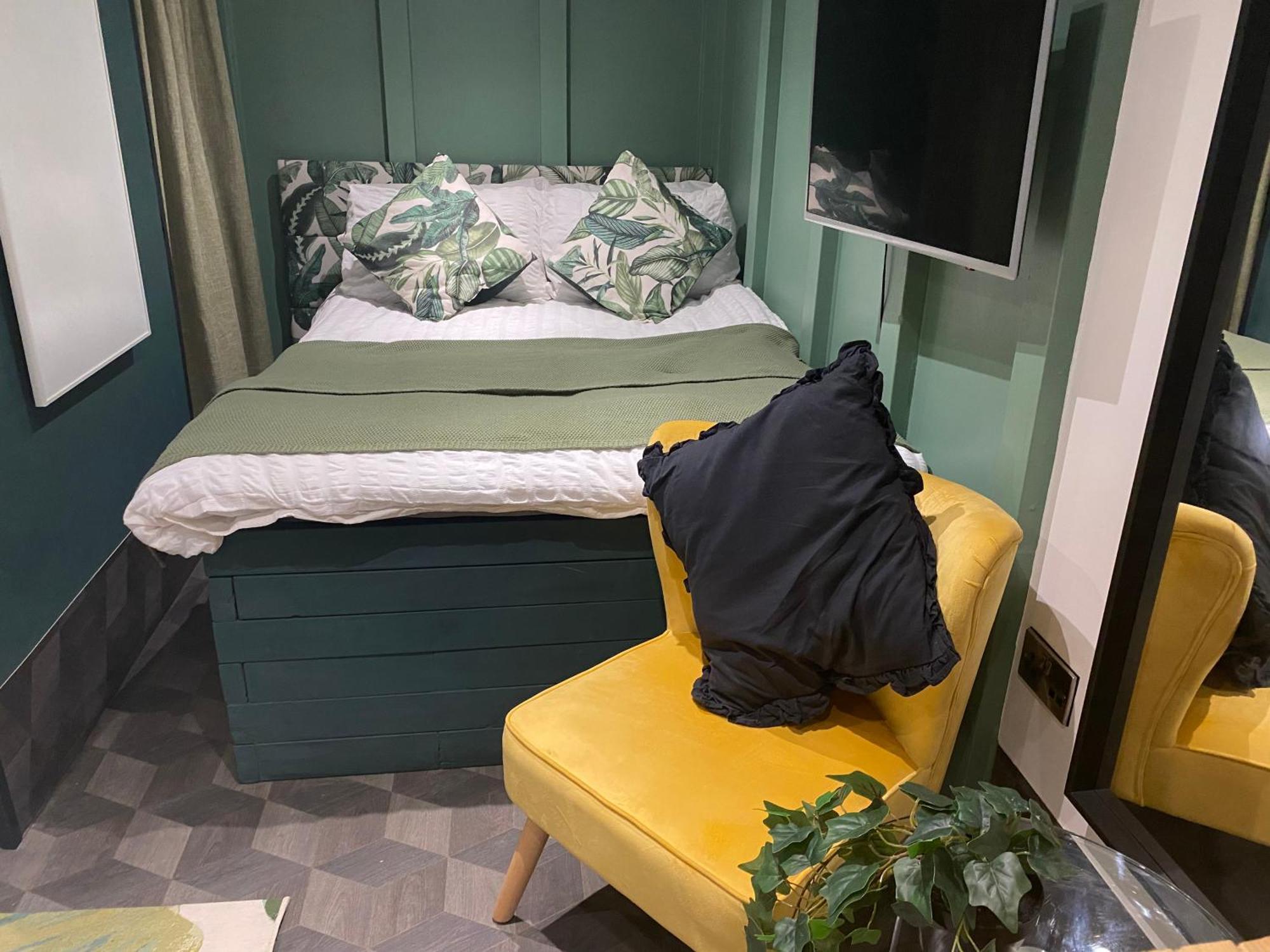 Mini Love Island Style Guest House Includes Personal Hot 24 Hour Swimming Pool, Outdoor Bathtub, Heated Dining Dome And Fire Pit, All This Is Secretly Located In The Busy Suburbs Of Nottingham Bagian luar foto