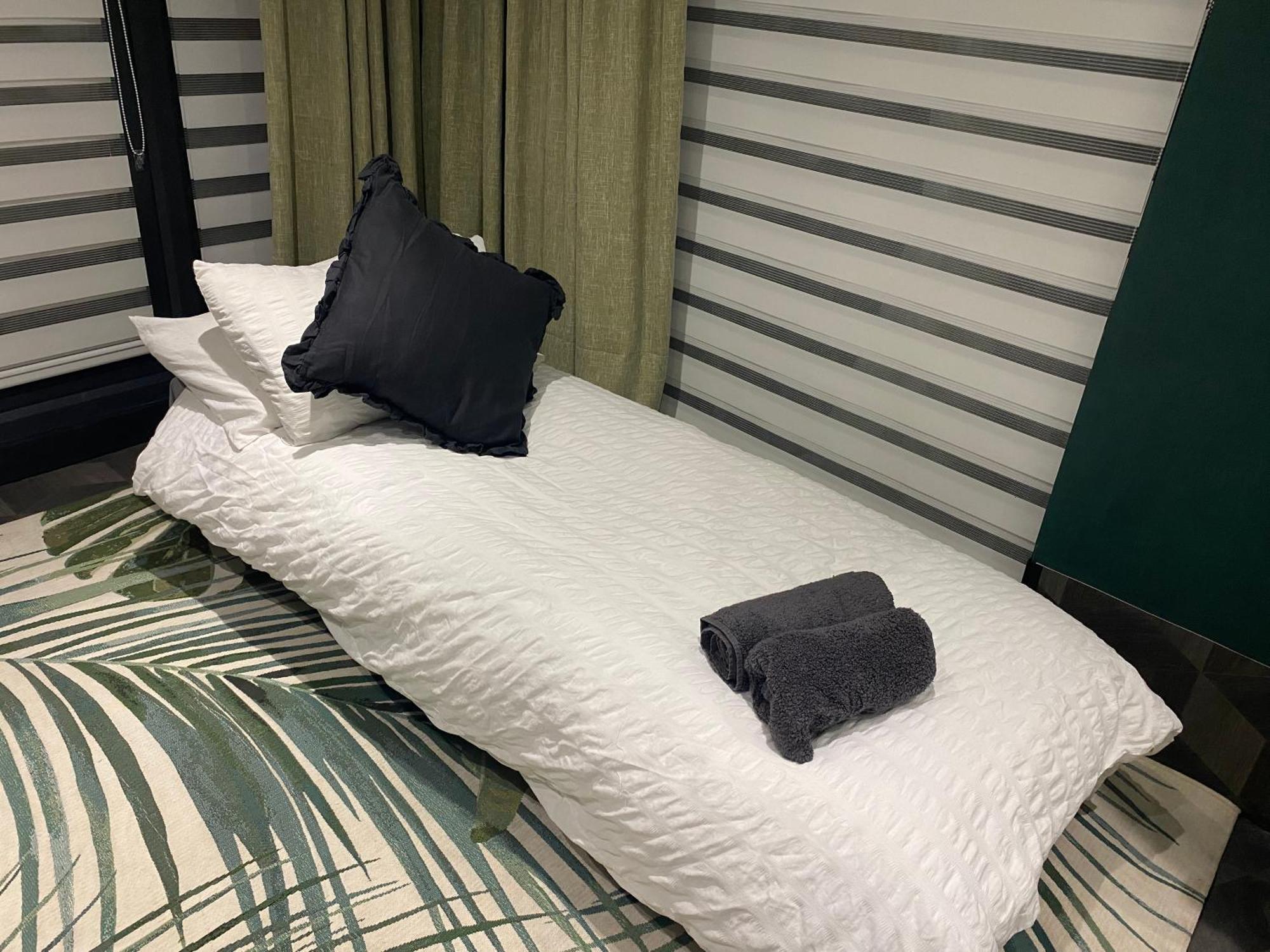 Mini Love Island Style Guest House Includes Personal Hot 24 Hour Swimming Pool, Outdoor Bathtub, Heated Dining Dome And Fire Pit, All This Is Secretly Located In The Busy Suburbs Of Nottingham Bagian luar foto