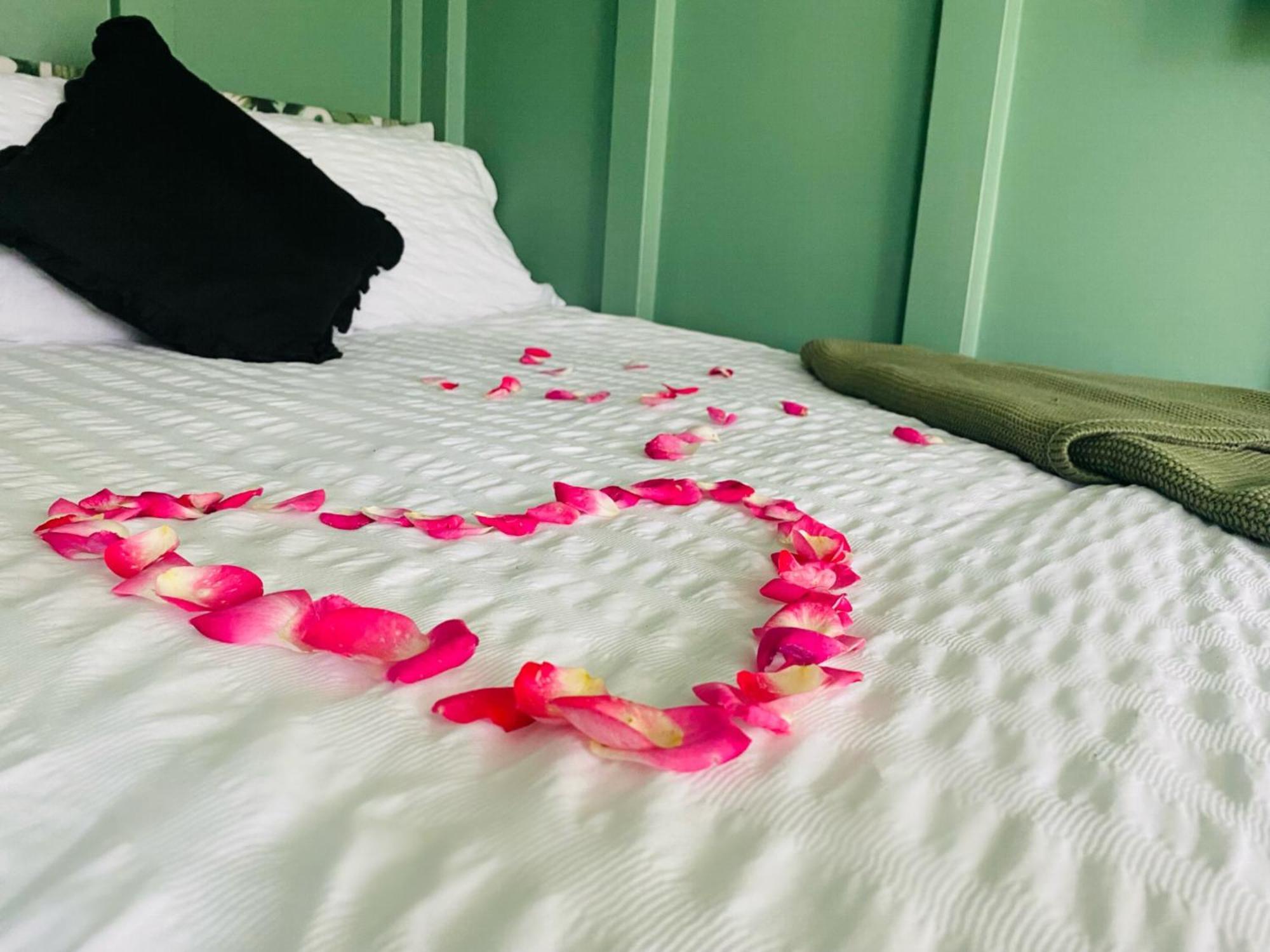 Mini Love Island Style Guest House Includes Personal Hot 24 Hour Swimming Pool, Outdoor Bathtub, Heated Dining Dome And Fire Pit, All This Is Secretly Located In The Busy Suburbs Of Nottingham Bagian luar foto