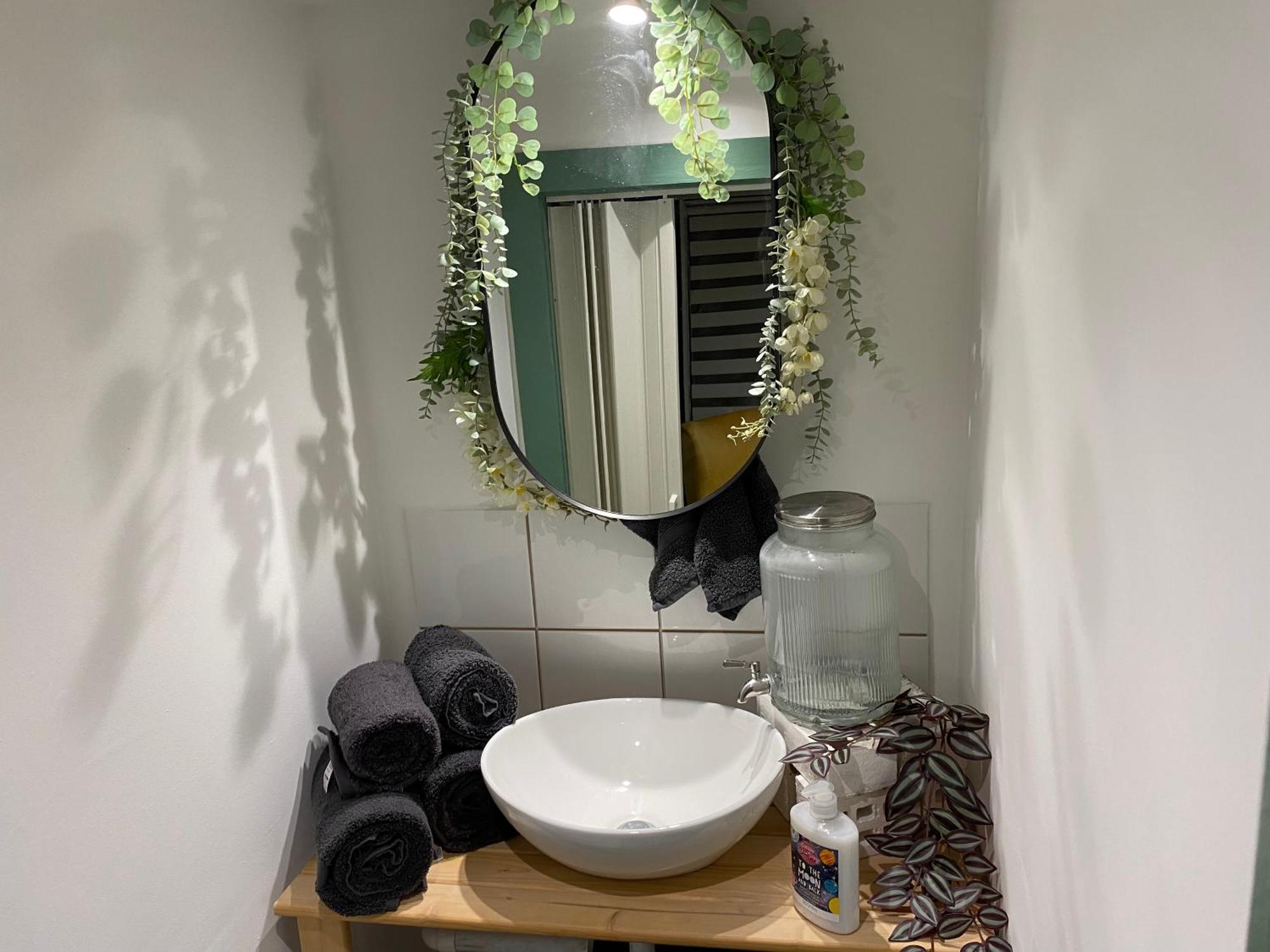 Mini Love Island Style Guest House Includes Personal Hot 24 Hour Swimming Pool, Outdoor Bathtub, Heated Dining Dome And Fire Pit, All This Is Secretly Located In The Busy Suburbs Of Nottingham Bagian luar foto